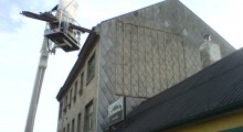 Hauswand Schild Montage